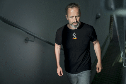 Camiseta con escudo de la Guardia Civil y banda de España