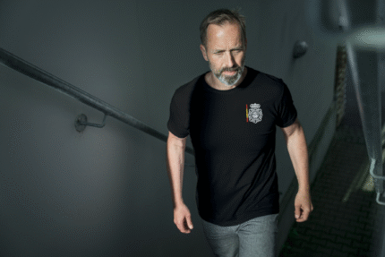 Camiseta con escudo de la Policía Nacional y banda de España